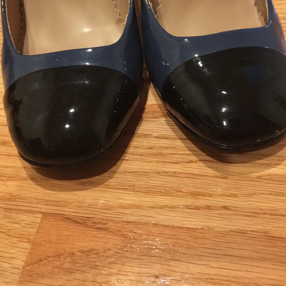 TAHARI  HEELS - Picture 7 of 8